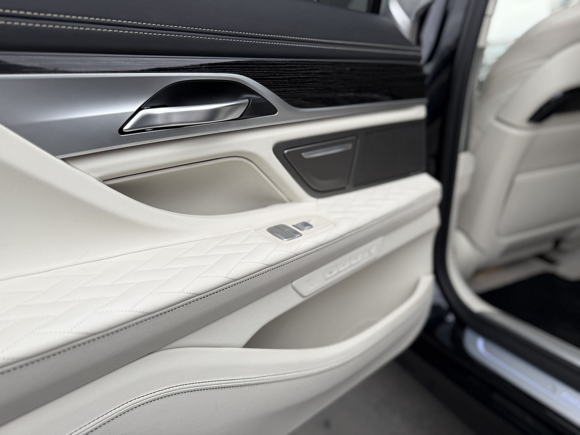 BMW Seria 7 750Li xDrive 530CP 2020 - Image 14