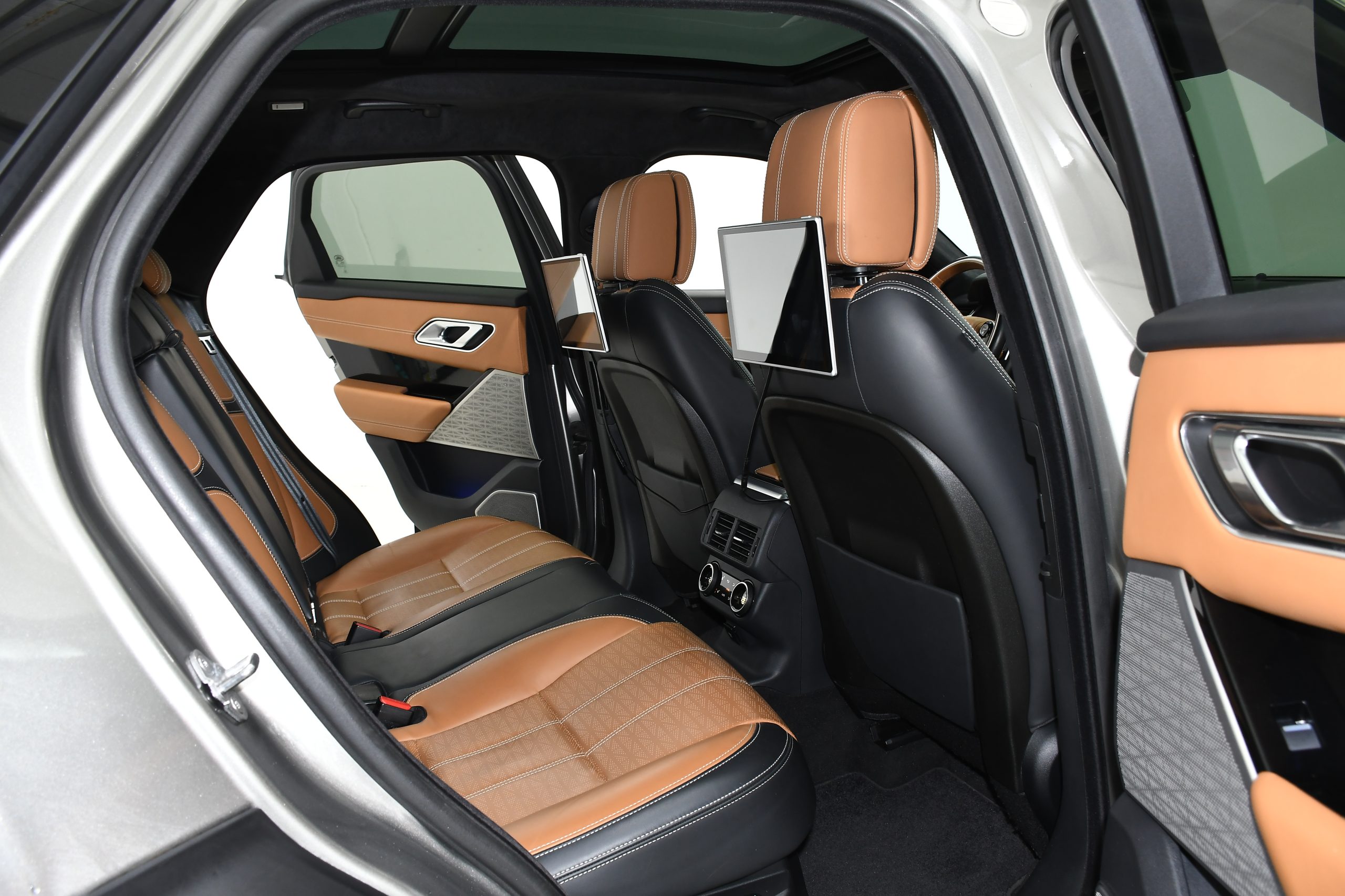 Land Rover Range Rover Velar R-Dynamic 381HP 2019 + €1000 POCKET MONEY - Image 5