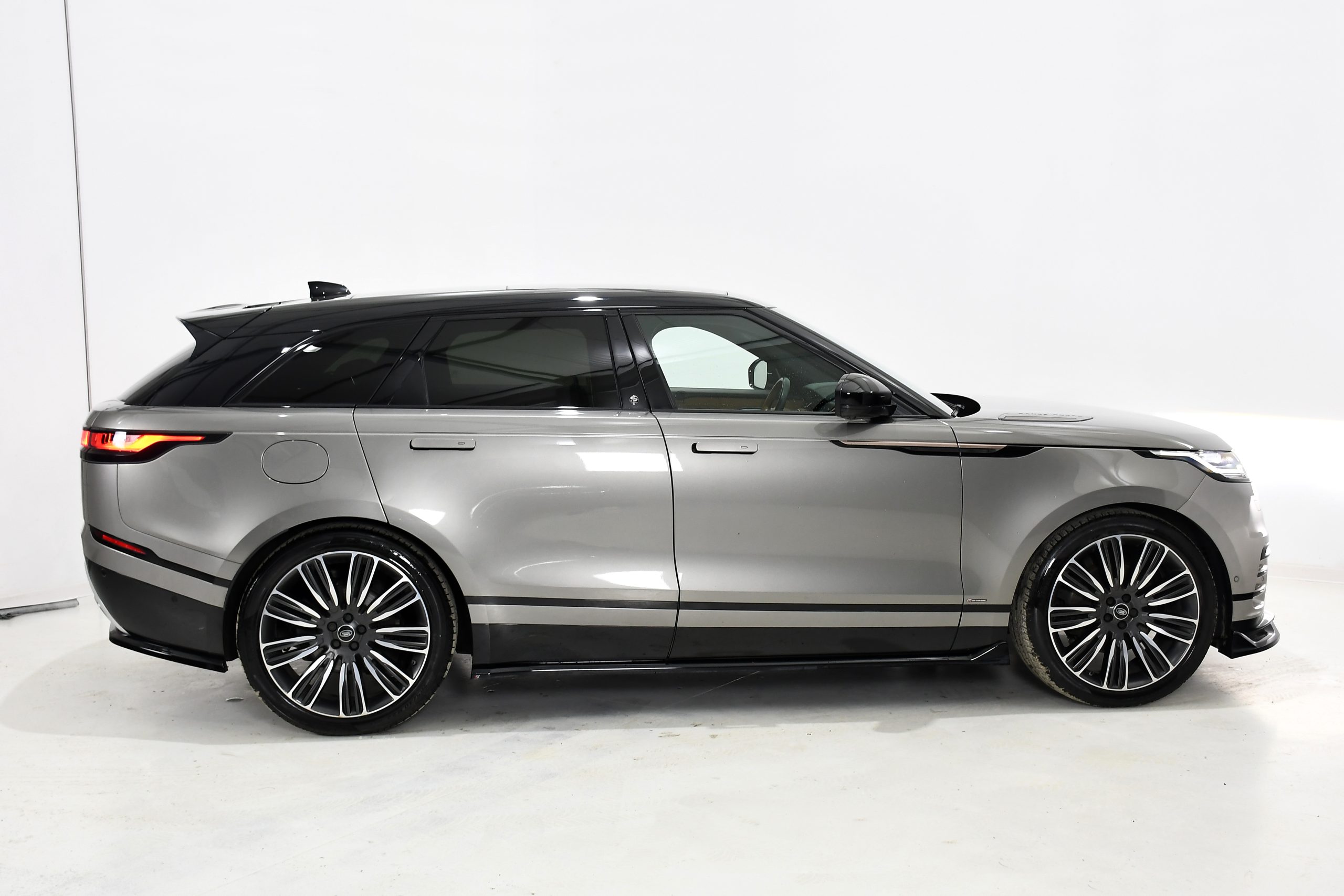 Land Rover Range Rover Velar R-Dynamic 381HP 2019 + €1000 POCKET MONEY - Image 3