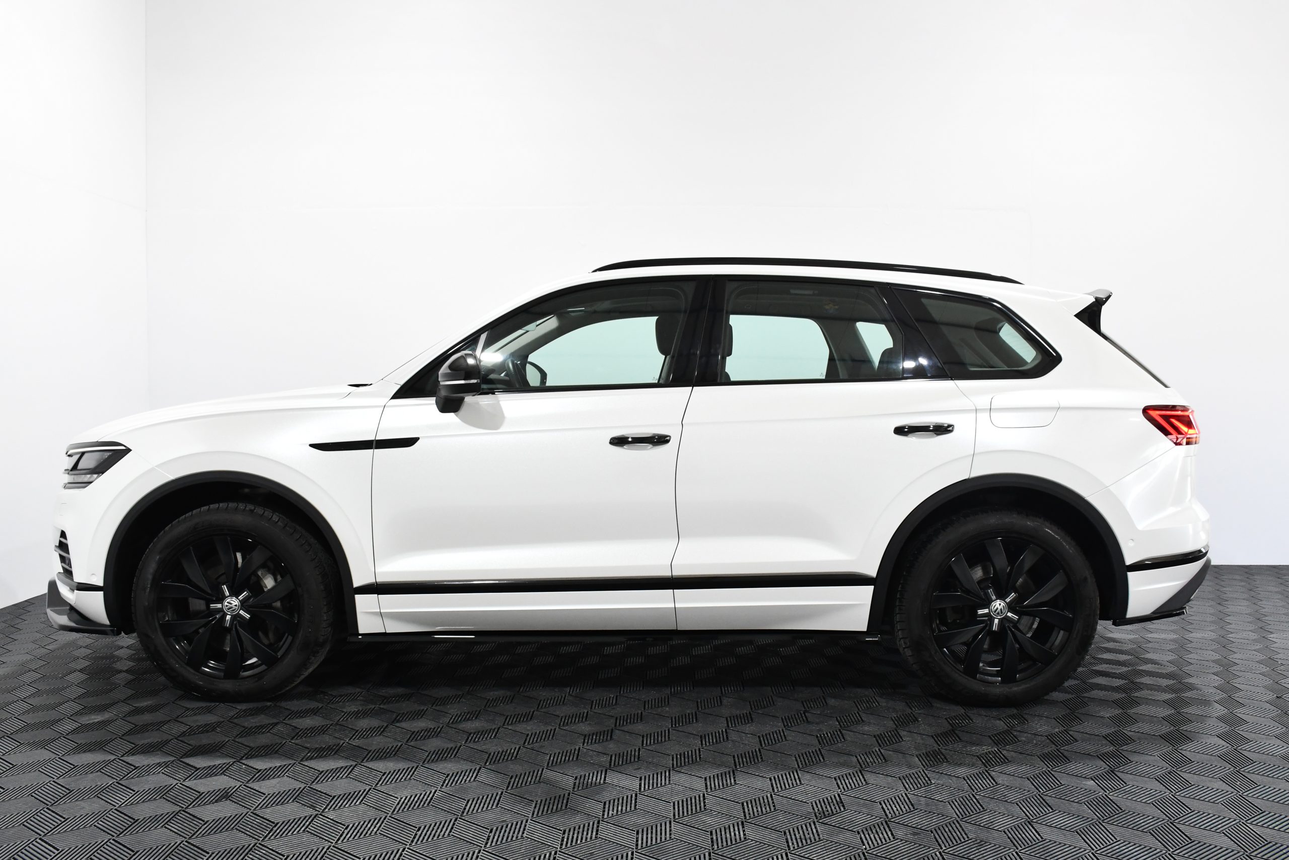 Volkswagen Touareg V6 TSI eHybrid (381 HP) 2022 + €1000 POCKET MONEY - Image 14