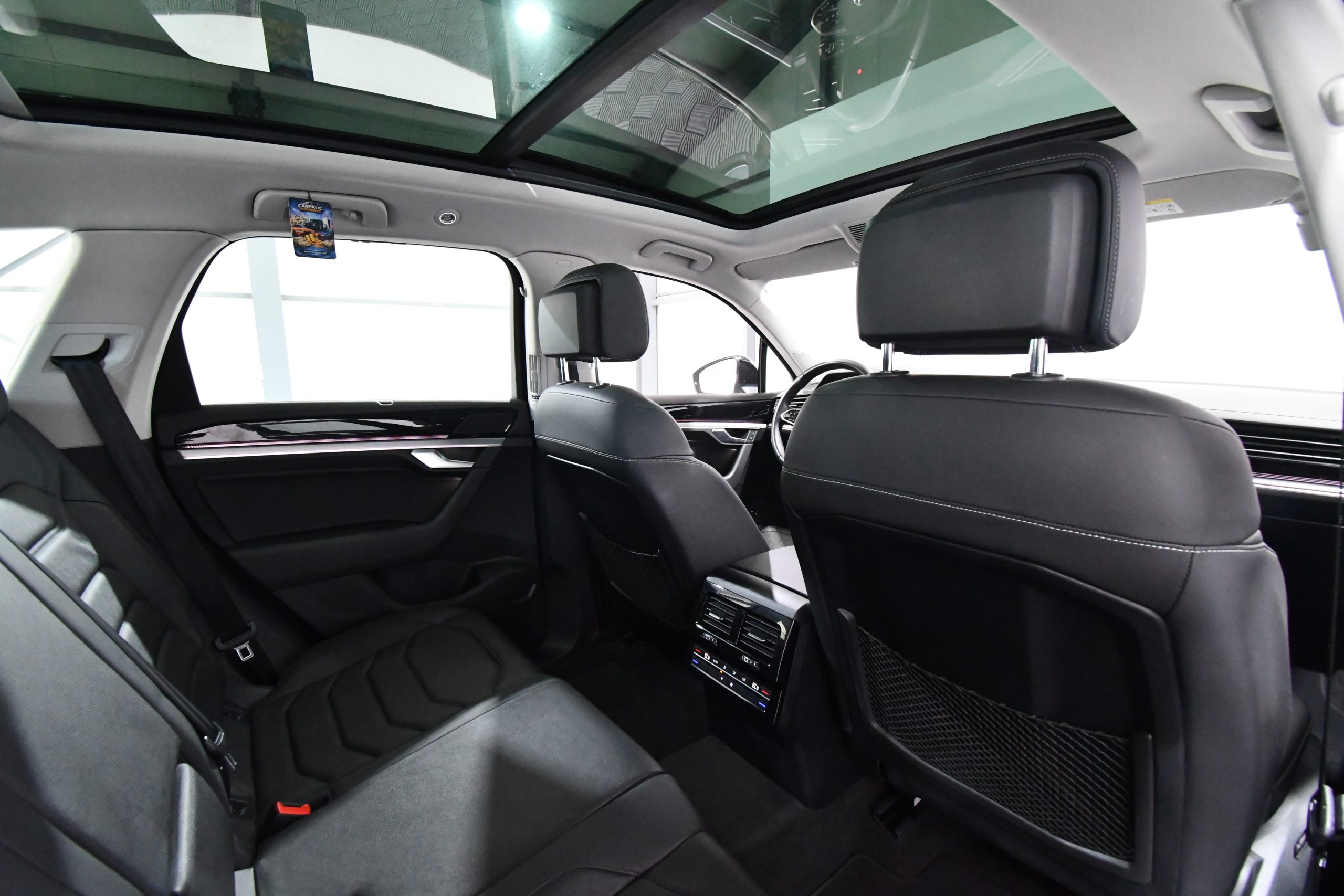 Volkswagen Touareg V6 TSI eHybrid (381 HP) 2022 + €1000 POCKET MONEY - Image 27