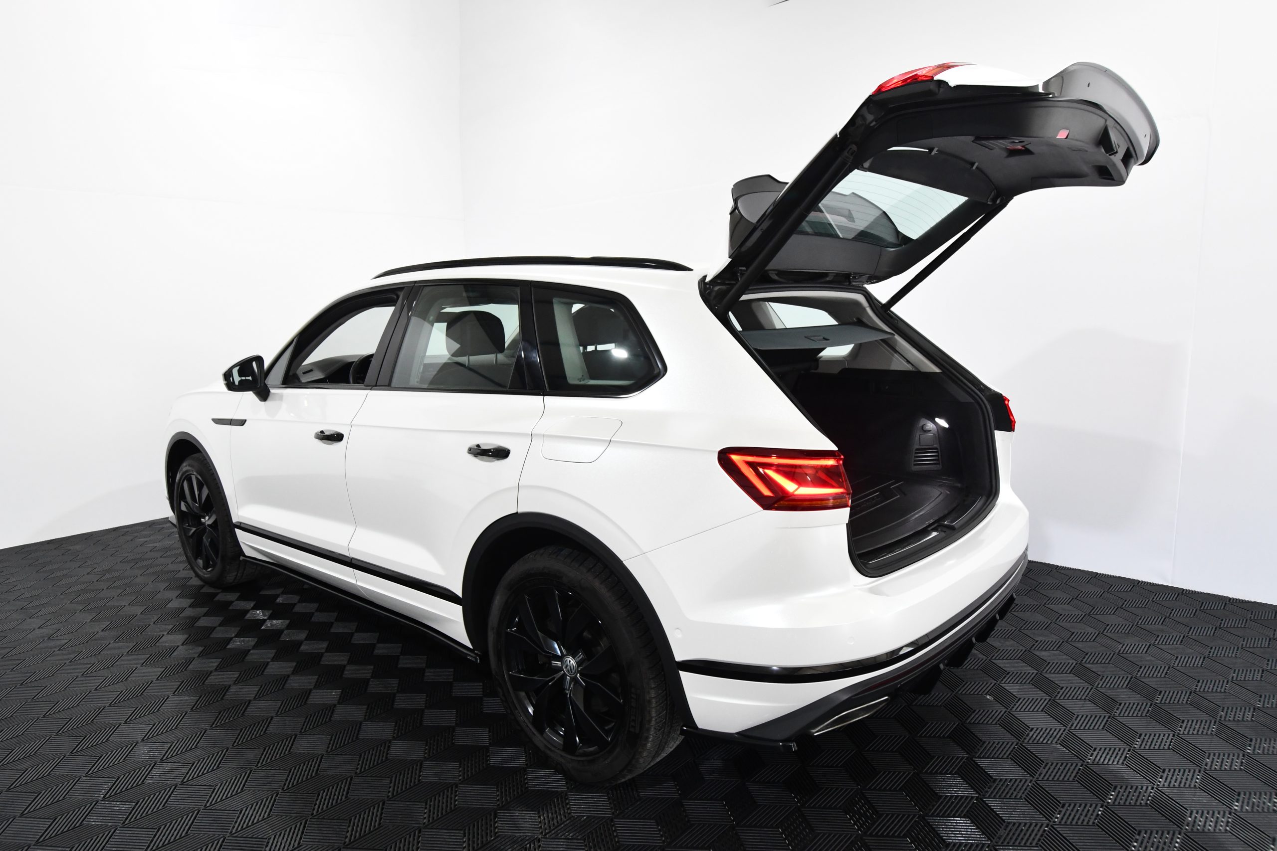 Volkswagen Touareg V6 TSI eHybrid (381 HP) 2022 + €1000 POCKET MONEY - Image 31