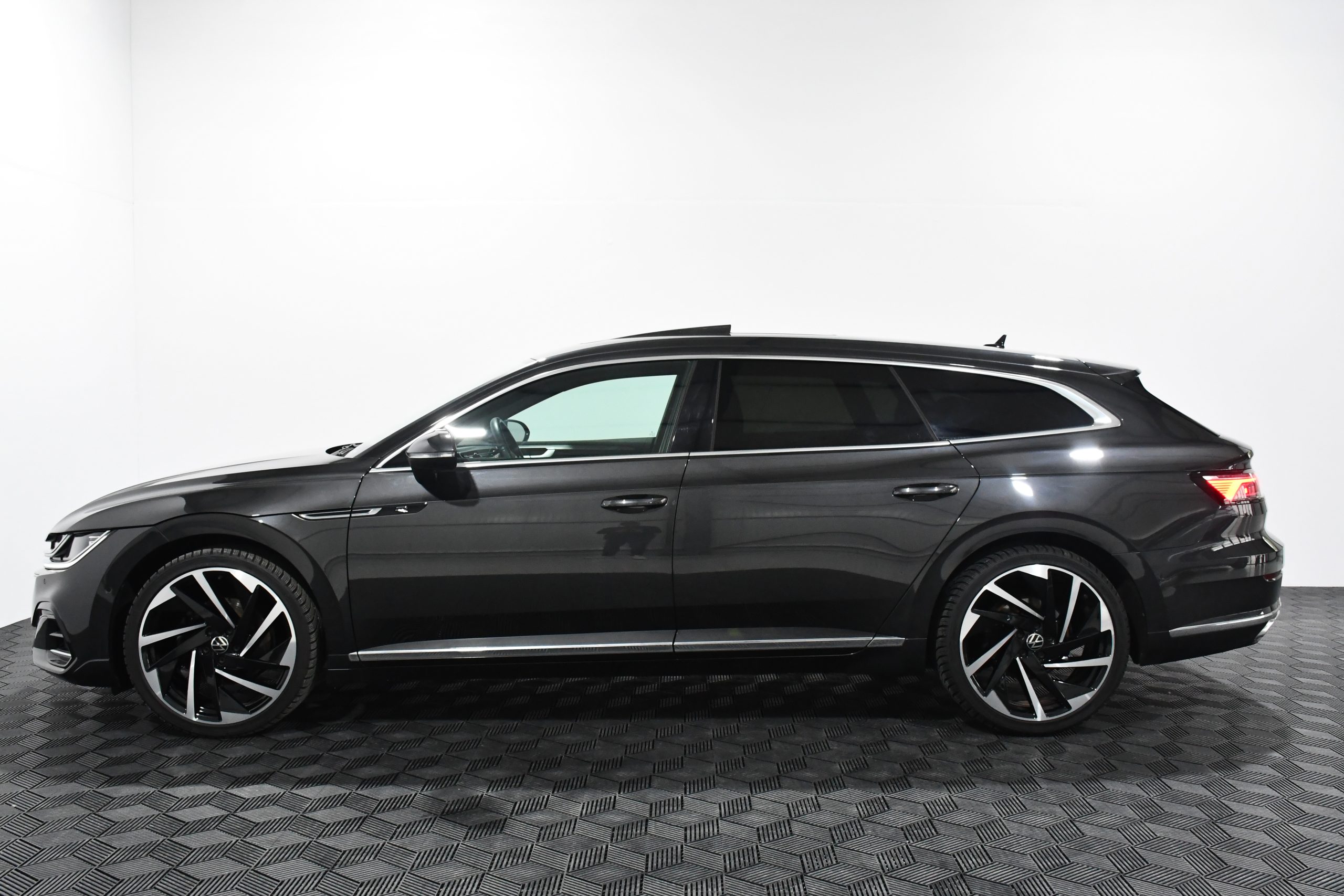 Volkswagen Arteon R-Line 2.0 TDI (200 HP) 2023 + €1000 POCKET MONEY - Image 5