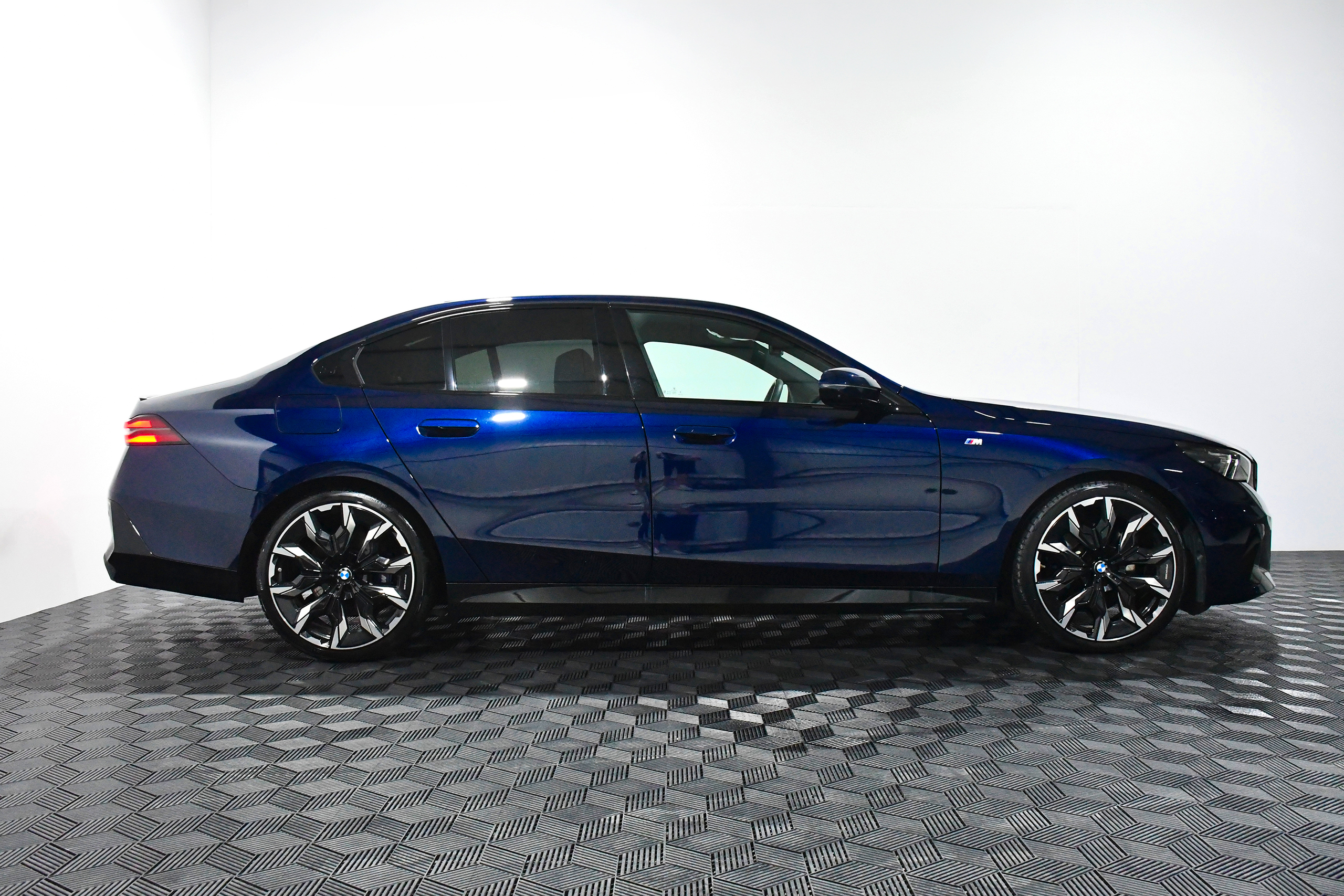 BMW SERIA 5 520d xDrive M Sport (197HP) 2025 + €1000 POCKET MONEY - Image 16