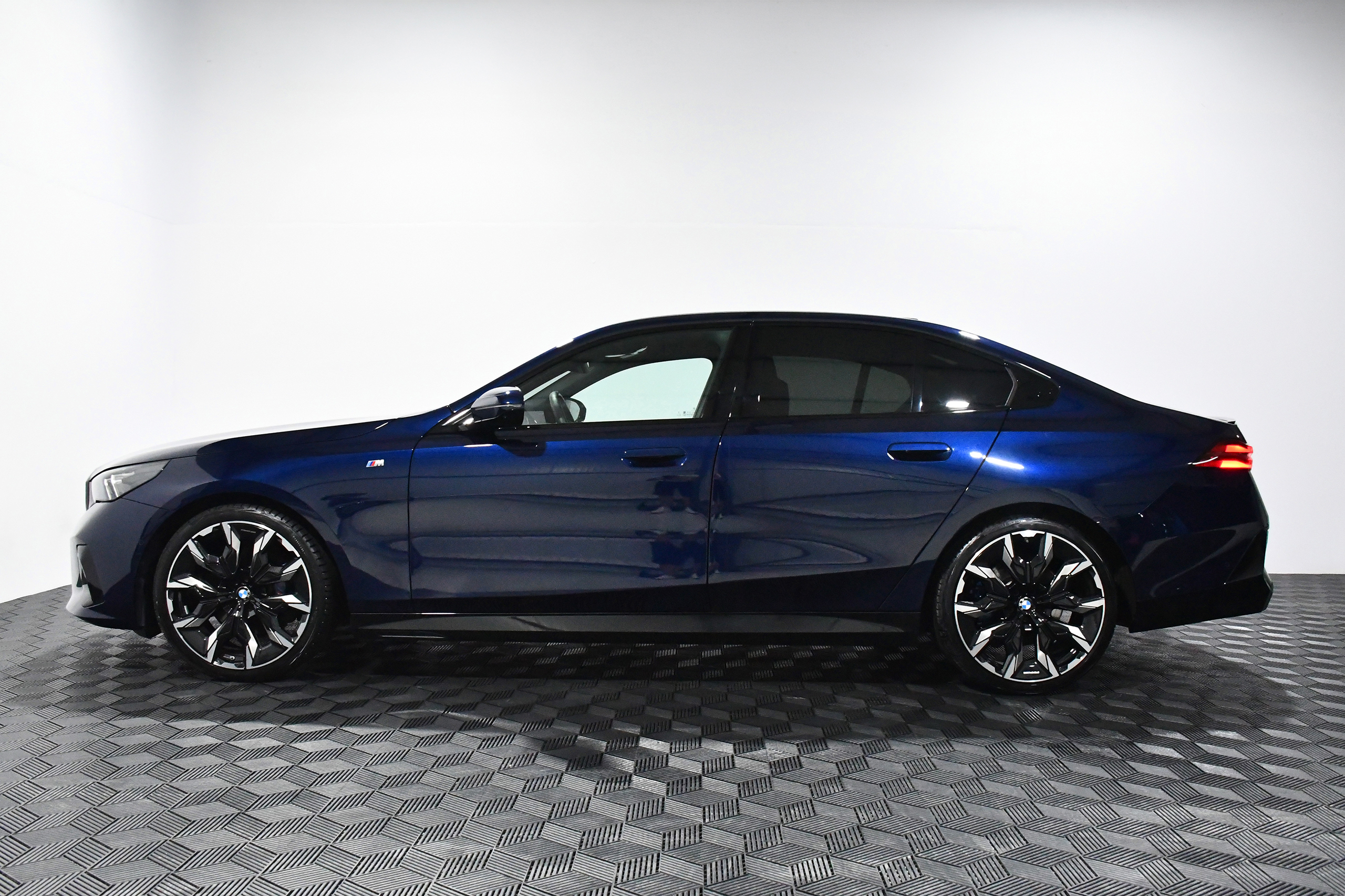 BMW SERIA 5 520d xDrive M Sport (197HP) 2025 + €1000 POCKET MONEY - Image 17